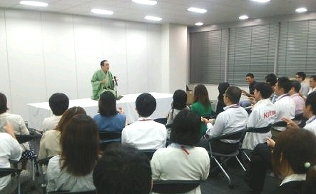 三遊亭楽春の笑いの効果・効能を感じる講演会の風景