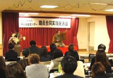 講演会の人気講師・三遊亭楽春の笑いに学ぶコミュニケーション&メンタルヘルスケア講演風景