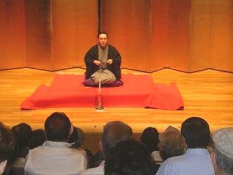 講演会人気講師・三遊亭楽春の笑いと健康の落語会の風景