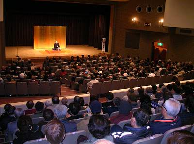 講演会人気講師・三遊亭楽春の笑って心のリフレッシュ落語会の風景