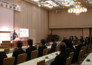 講演会の人気講師で落語家・三遊亭楽春の落語から学ぶカスタマーサービス講演会の風景