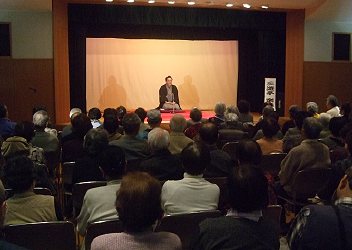講演会人気講師・三遊亭楽春の健康落語講演会の風景