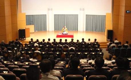 三遊亭楽春講演会風景・笑いの効果に学ぶメンタルヘルス、職場の活性化