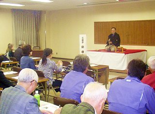 三遊亭楽春の落語に学ぶ顧客満足講演会の風景