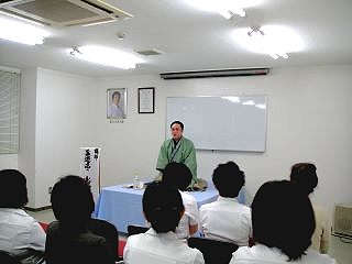 三遊亭楽春のメンタルヘルスケア講演会風景