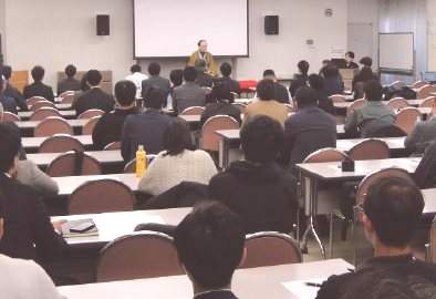 講演会の人気講師で落語家・三遊亭楽春「笑いの効果で安心安全講演会」風景