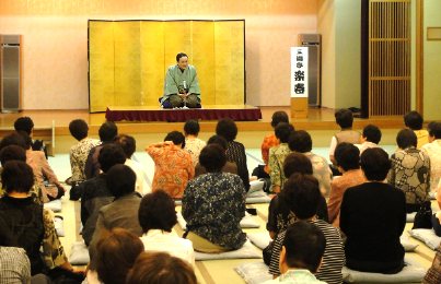 三遊亭楽春の健康落語会の風景