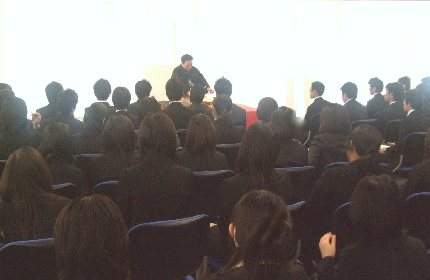 人気講演会講師・三遊亭楽春の新入社員研修講演会の風景