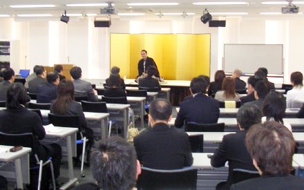 講演会の人気講師で落語家・三遊亭楽春のCSマインド向上セミナー講演会の風景