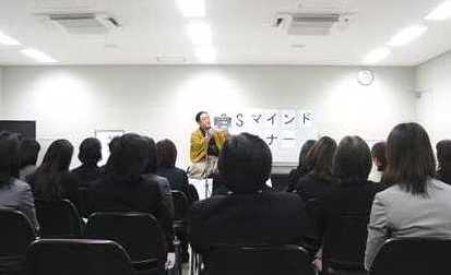 講演会の人気講師・三遊亭楽春のCSマインド向上セミナー講演会の風景
