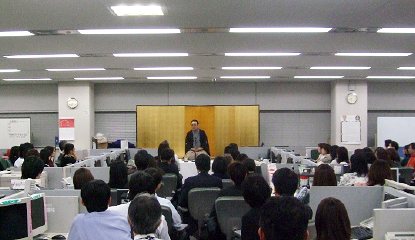 講演会の人気講師・三遊亭楽春のCSマインド向上セミナー講演会の風景