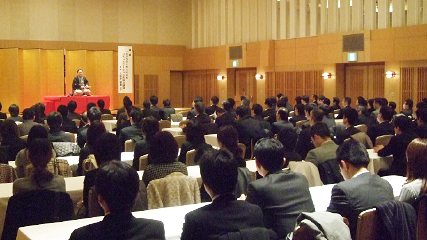 講演会の人気講師で落語家・三遊亭楽春の落語に学ぶ顧客満足向上講演会の風景