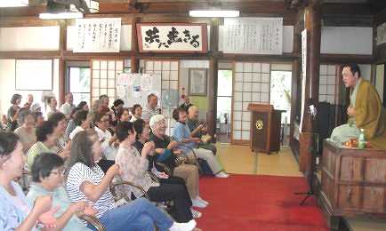 三遊亭楽春の健康講演会の風景
