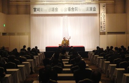 三遊亭楽春の笑いで心と体をリフレッシュ講演会の風景