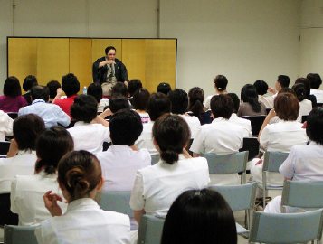 講演会の人気講師・三遊亭楽春の笑いと健康講演会