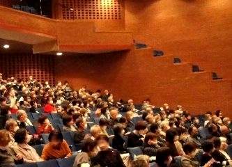 三遊亭楽春の社会福祉講演会「笑いで紡ぐ地域の絆」の風景