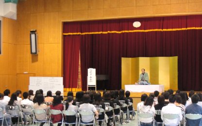 三遊亭楽春の笑いと健康講演会風景