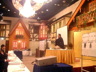 三遊亭楽春のカスタマーサービス講演会の風景