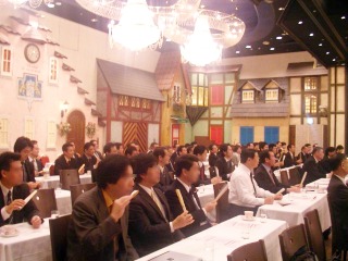 三遊亭楽春のカスタマーサービス講演会の風景