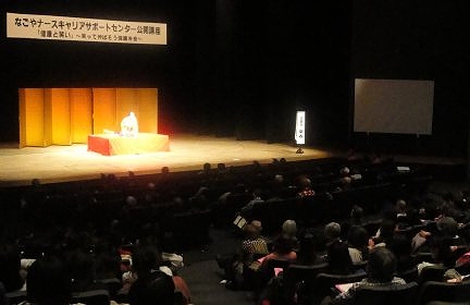 講演会の人気講師で落語家・三遊亭楽春の健康と笑いの講演会の風景