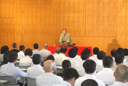 三遊亭楽春の講演会の風景