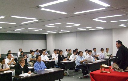 健康講演会人気講師で落語家・三遊亭楽春のカスタマーサービス講演会の風景