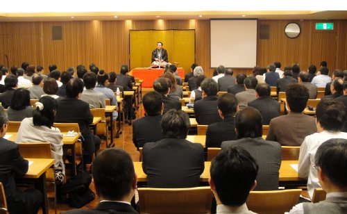 三遊亭楽春のカスタマーサービス講演会の風景