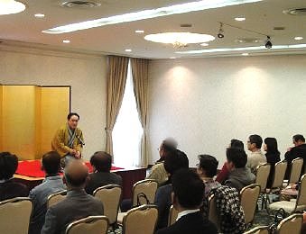 三遊亭楽春の笑いと健康の講演会の風景