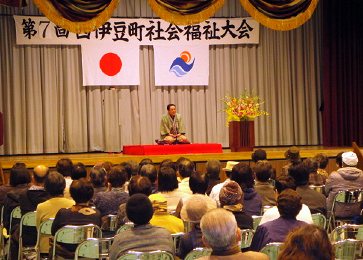 講演会人気講師・三遊亭楽春・笑いと健康の講演会の風景