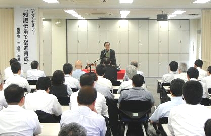 講演会の人気講師で落語家・三遊亭楽春の後進育成講演会の風景