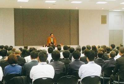 三遊亭楽春の笑いの効果でストレスマネジメント講演会の風景