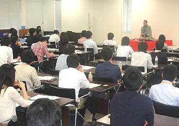 講演会の人気講師で落語家・三遊亭楽春のメンタルヘルス&コミュニケーション講演会の風景