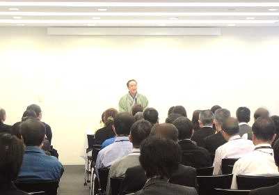 三遊亭楽春の笑いの効能でモチベーション(目的意識)向上講演会の風景