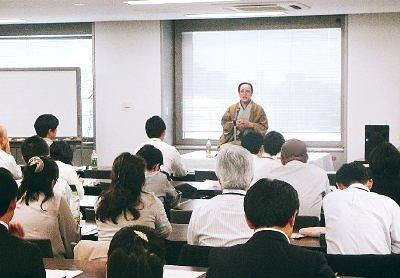 三遊亭楽春の笑いの効果でストレスマネジメント講演会の風景