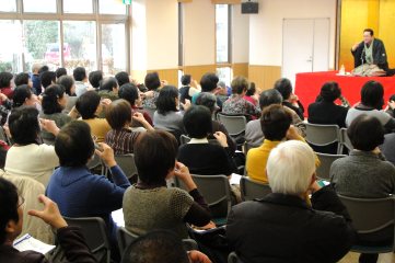 三遊亭楽春・笑いと健康講演会の風景