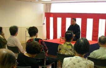 三遊亭楽春の出張落語の風景