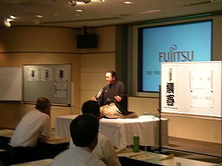 講演会の人気講師で落語家・三遊亭楽春の落語に学ぶカスタマーサービス講演会の風景