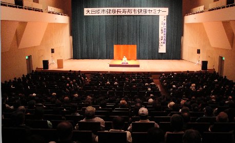 講演会人気講師・三遊亭楽春の講演会風景・笑いは健康の良薬の風景