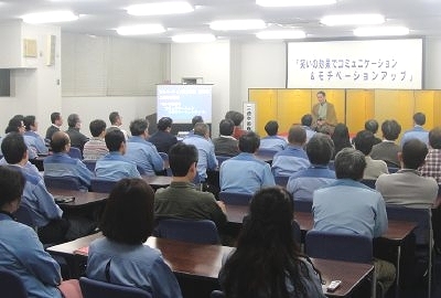 三遊亭楽春の笑いの効果でコミュニケーション&モチベーションアップ講演会の風景