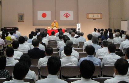 笑いは健康の良薬・三遊亭楽春の衛生大会での講演会の風景