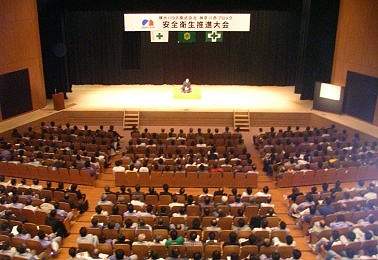 安全衛生推進大会での三遊亭楽春の落語に学ぶカスタマーサービス講演会の風景
