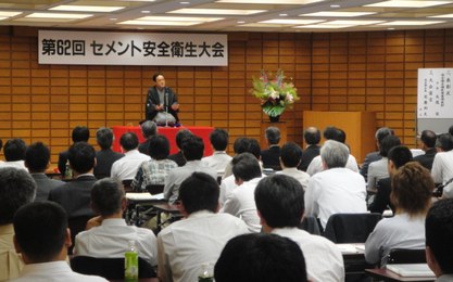 労働安全衛生大会での三遊亭楽春の笑いと健康のメンタルヘルス講演会の風景