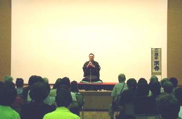 講演会人気講師・三遊亭楽春の笑いと健康の落語会の風景