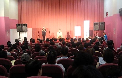 三遊亭楽春の健康落語講演会の風景