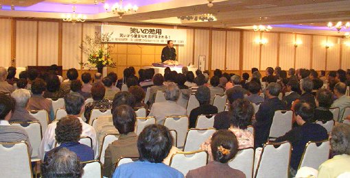 笑いの効用シンポジウムでの三遊亭楽春の講演会の風景