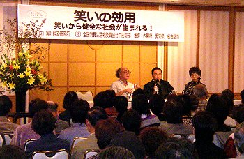 笑いの効用について語る三遊亭楽春の講演会