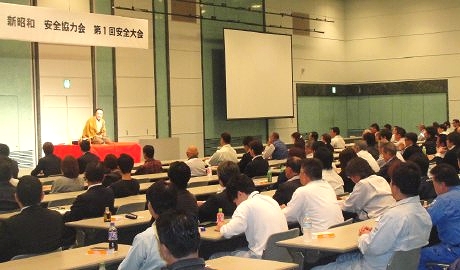 三遊亭楽春の笑いの効果で安心安全講演会の風景