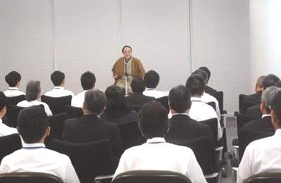 講演会の人気講師・三遊亭楽春のメンタルヘルス講演会の風景