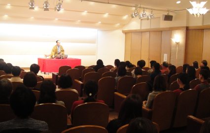 三遊亭楽春の笑いの効果でリフレッシュ講演会の風景