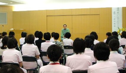 三遊亭楽春の笑いに学ぶコミュニケーション講演会風景